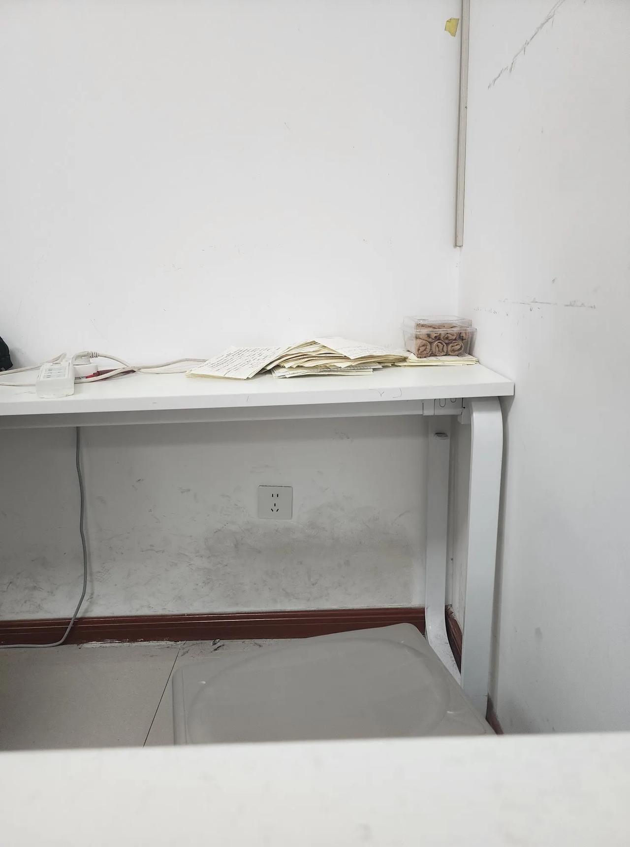 暑假快结束了，儿子早就盼着开学了。

暑假只报了两个班，英语和数学。

做了十几