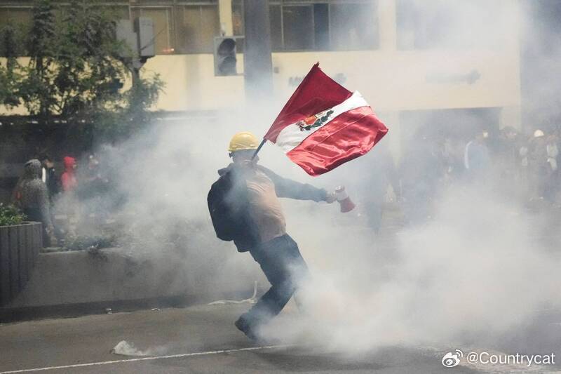 【秘鲁首都爆发反政府抗议 警民激烈冲突】当地时间21日，秘鲁首都利马爆发大规模反