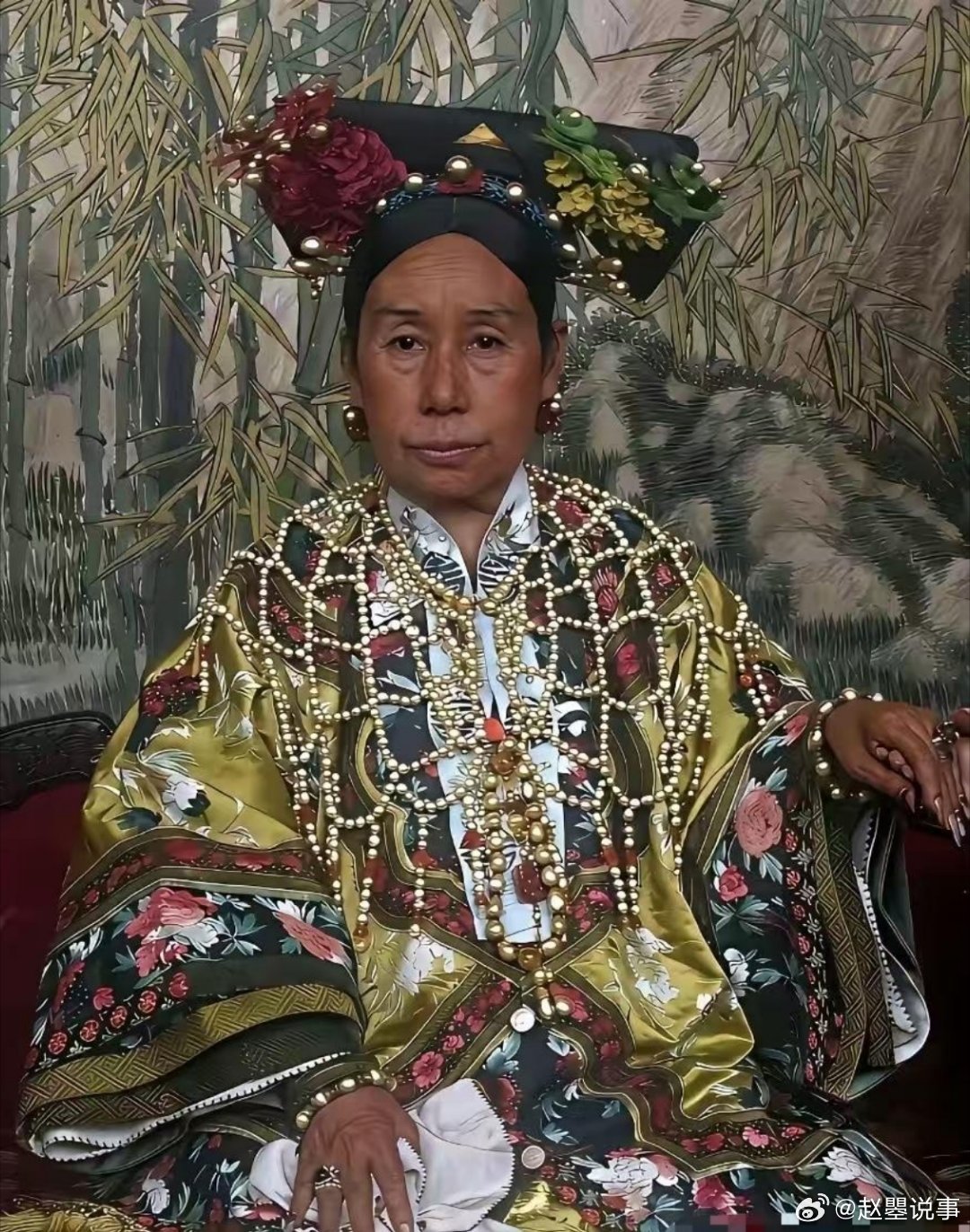这是一张老照片，慈禧太后怎么这么长这样？ 