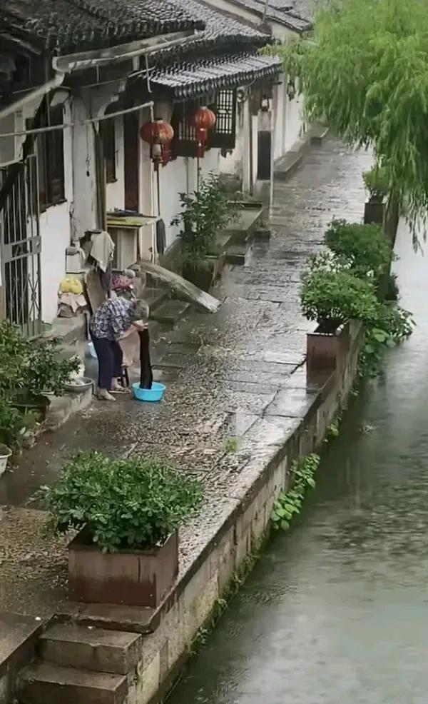 上联：烟雨江南湿滑路；
下联：？？？