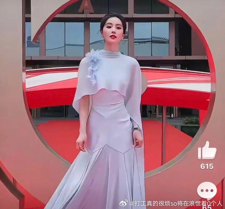 老姐身段OK但这裙子也太廉价了吧说乡镇乐队演出服都抬举了感觉 