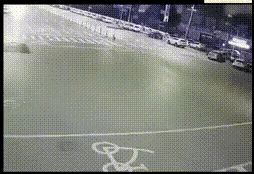 出租车司机估计已经失禁了，货车是真刹不住啊，地面都快摩擦起火了。