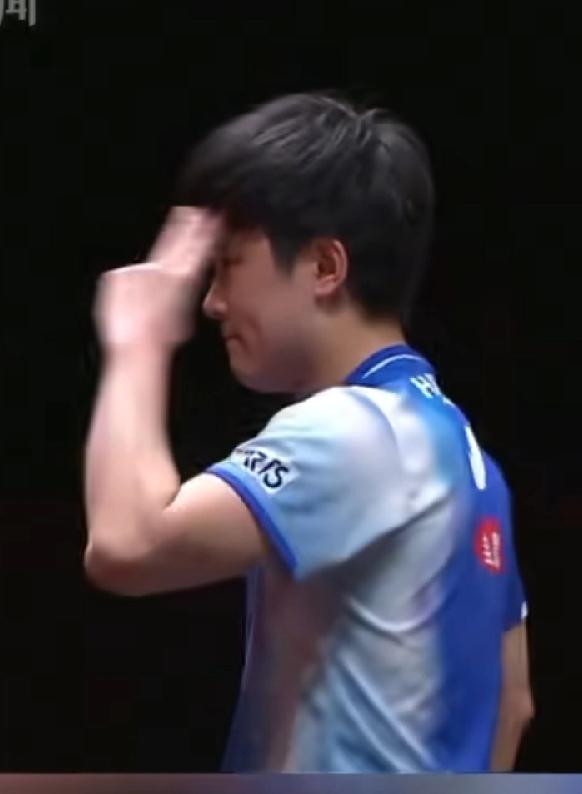 张本智和骨子里真成日本人了！只服强者！被樊振东彻底打服了，在香港比赛，四次模仿樊