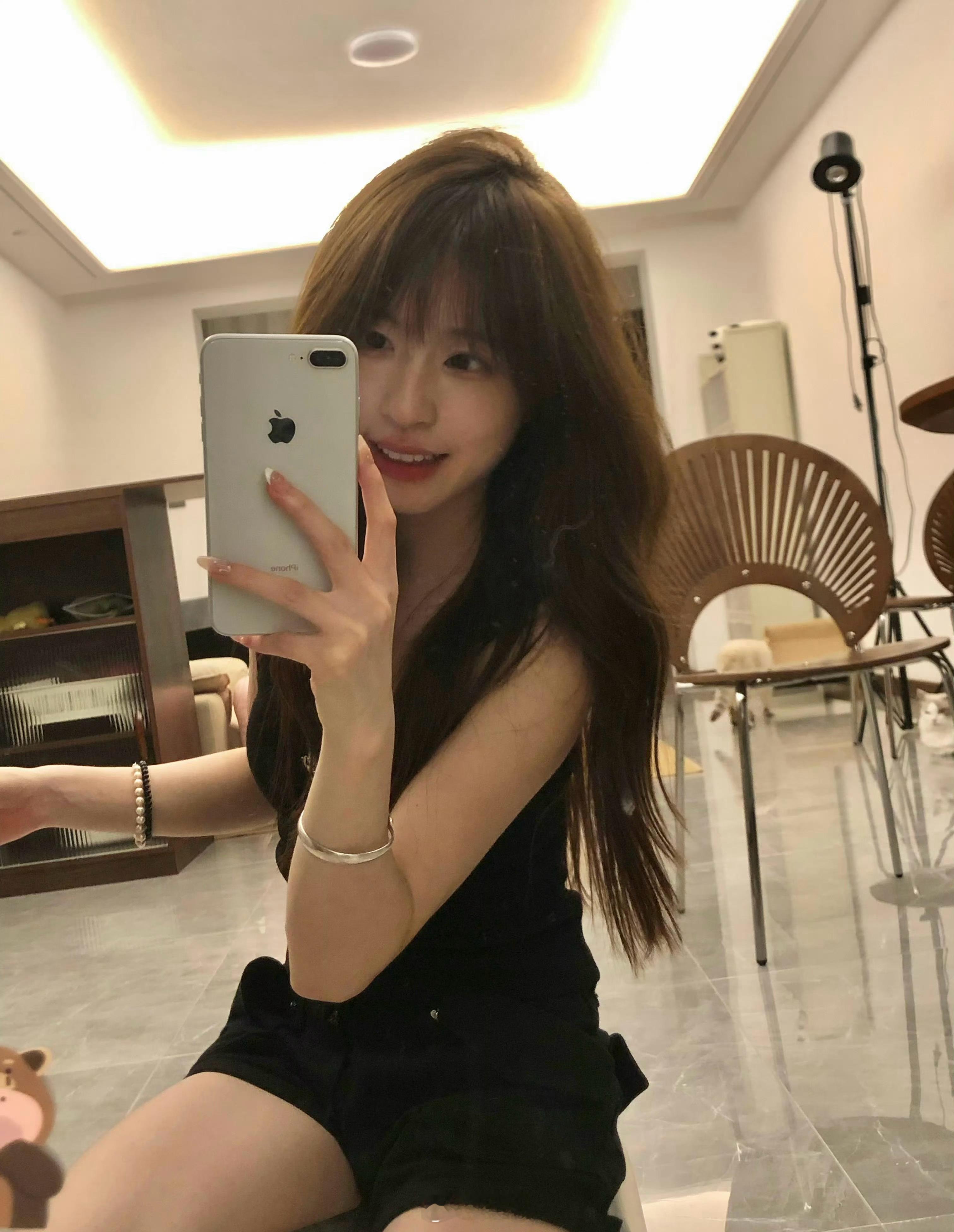 还是以前的home键iPhone有意思。 ​​​