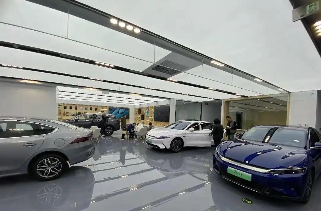 比亚迪1月份卖了21万辆车，比去年少了30%。国内卖得差，是主要原因，才卖了不到