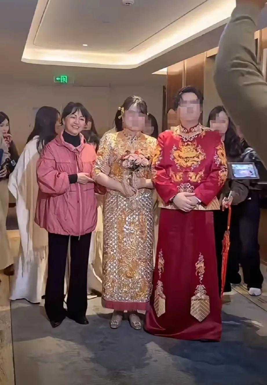 罗海琼湛江现身，这状态太真实！

     罗海琼现身广东湛江，参加亲外甥女婚礼