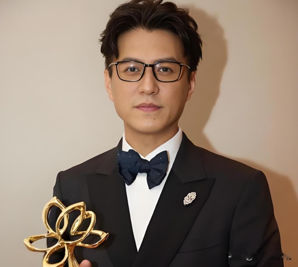 有人说靳东角色雷同，总端着精英范儿。要我说，这质疑得看角度。

一个演员能在同一