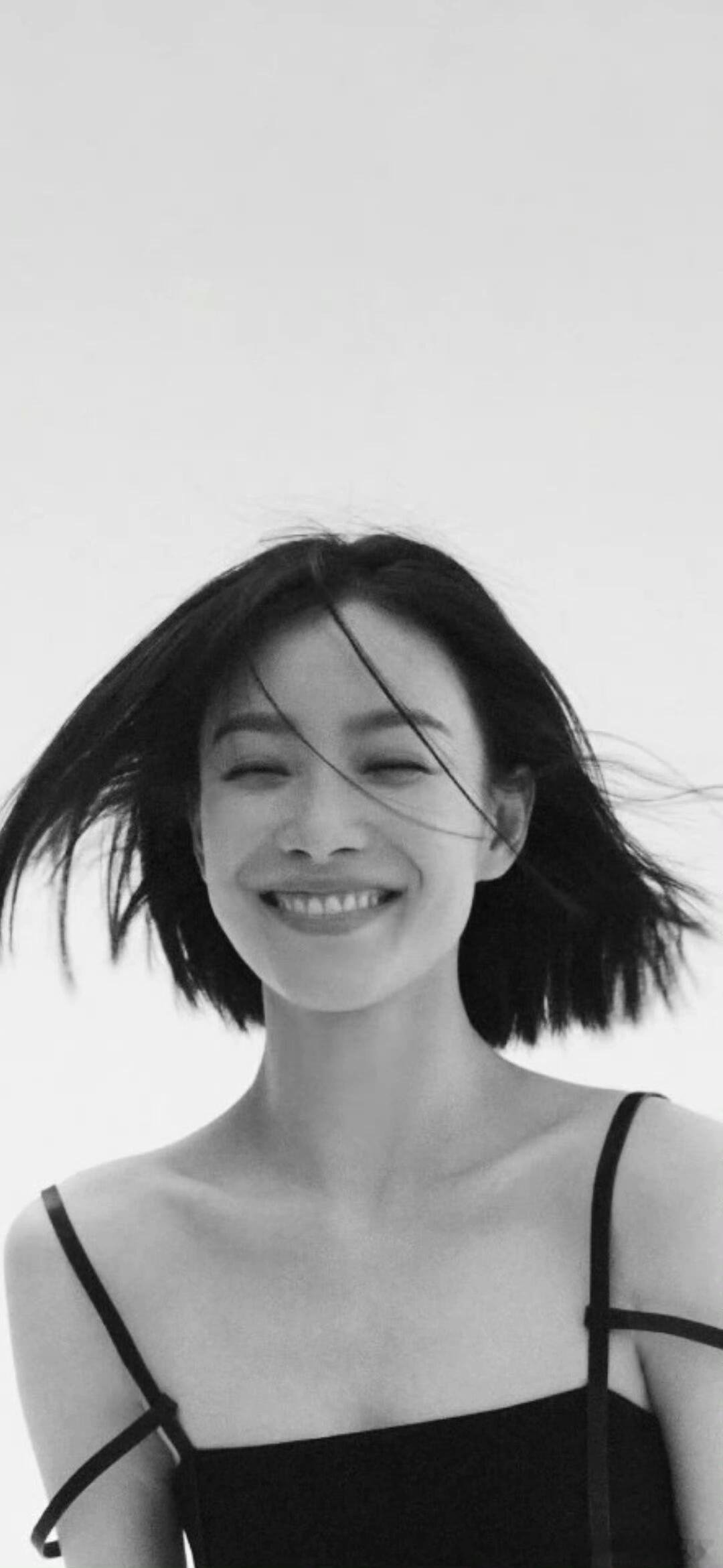 #倪妮造型梦回流金岁月##倪妮奢塑风穿搭#倪妮的鲨鱼裤造型，如同一幅美丽的画卷，