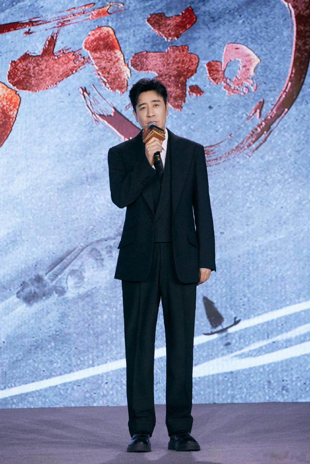 厅里厅气的感觉被他拿捏住了 无论是挺括的警服还是剪裁得体的西装，穿在于和伟身上都