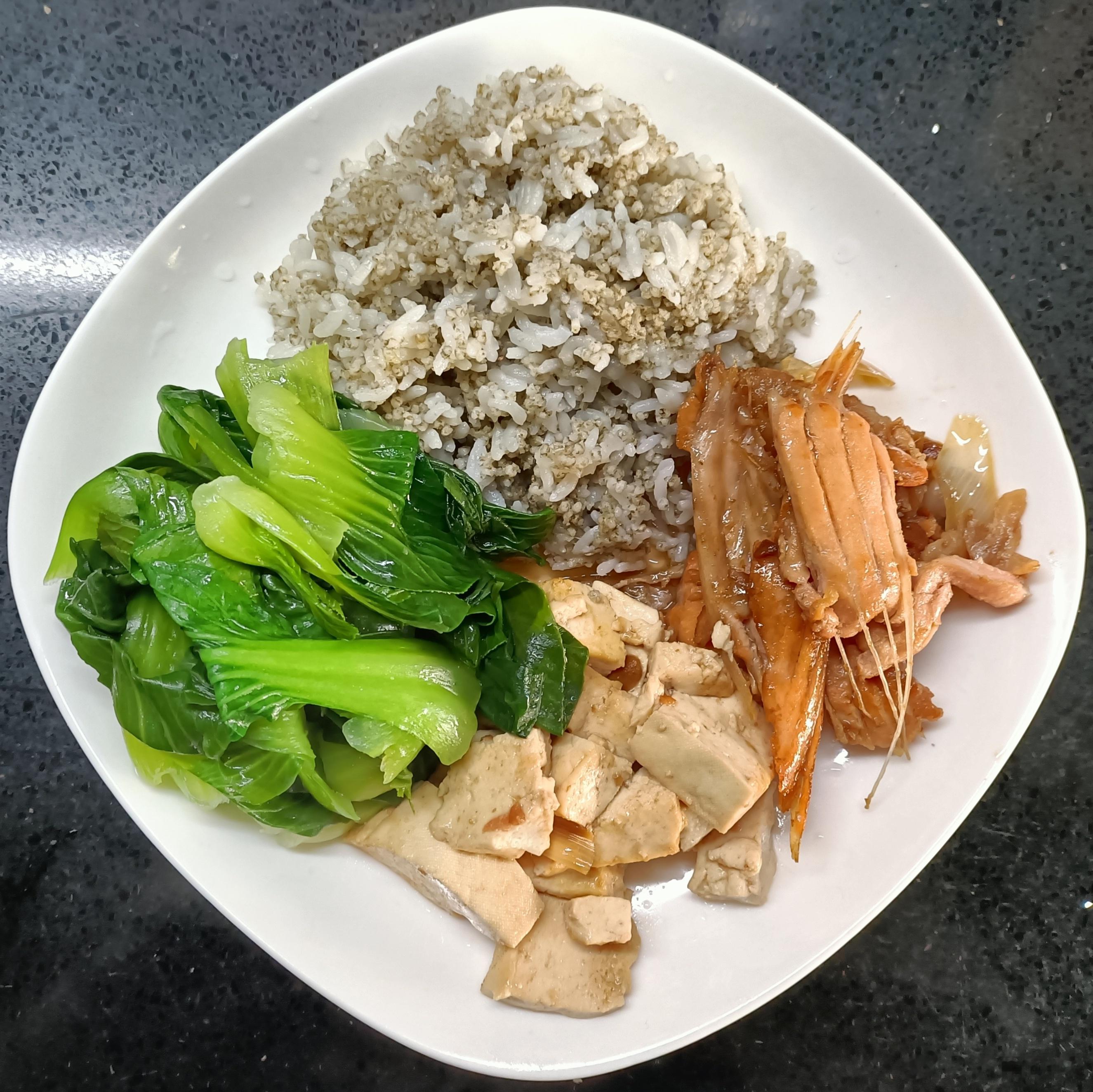 午餐：大米黑小米米饭，三文鱼边角料烧豆腐(买的整条三文鱼，边角料，鱼头，鱼尾巴也