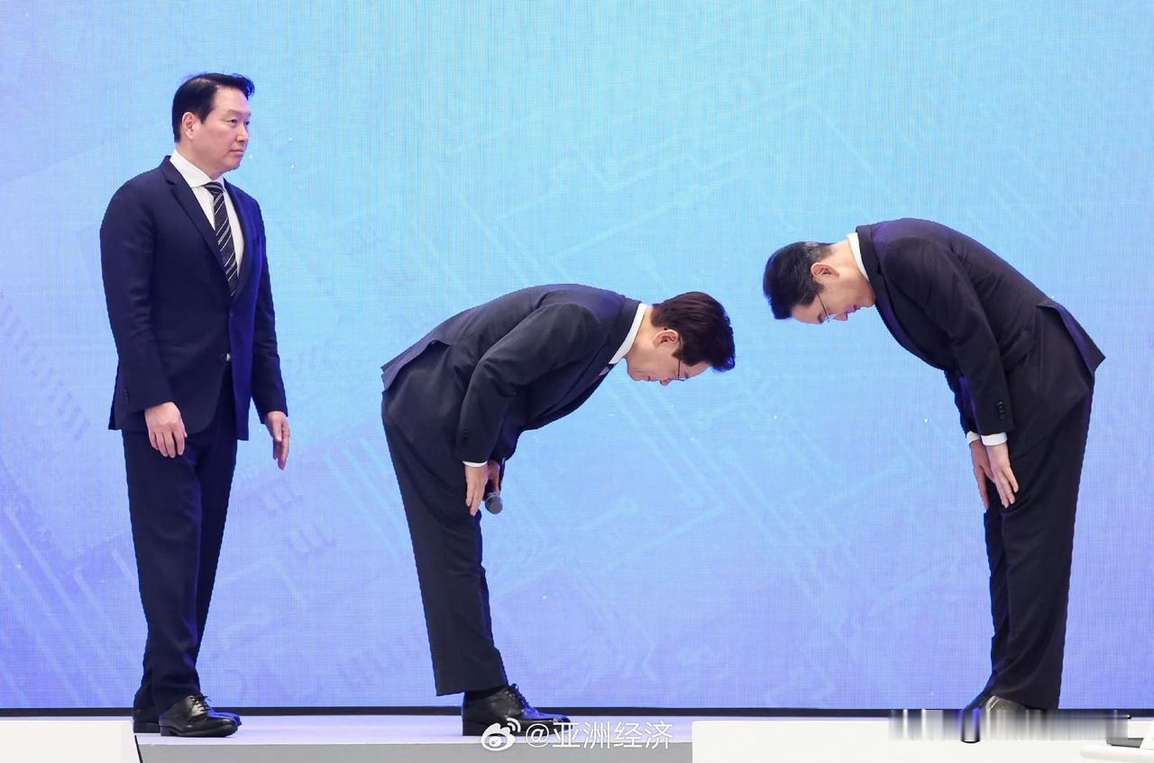 【韩国总统李在明90度鞠躬！】今天下午韩国总统李在明亲自主持的“实现大飞跃三大超