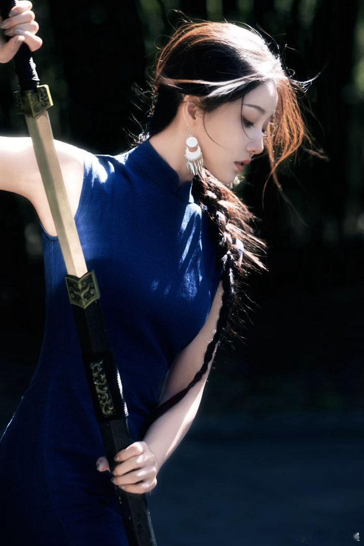 姜贞羽中式美人感天花板在遍地浓颜明艳挂的审美里，姜贞羽这种温润清雅的中式长相真的