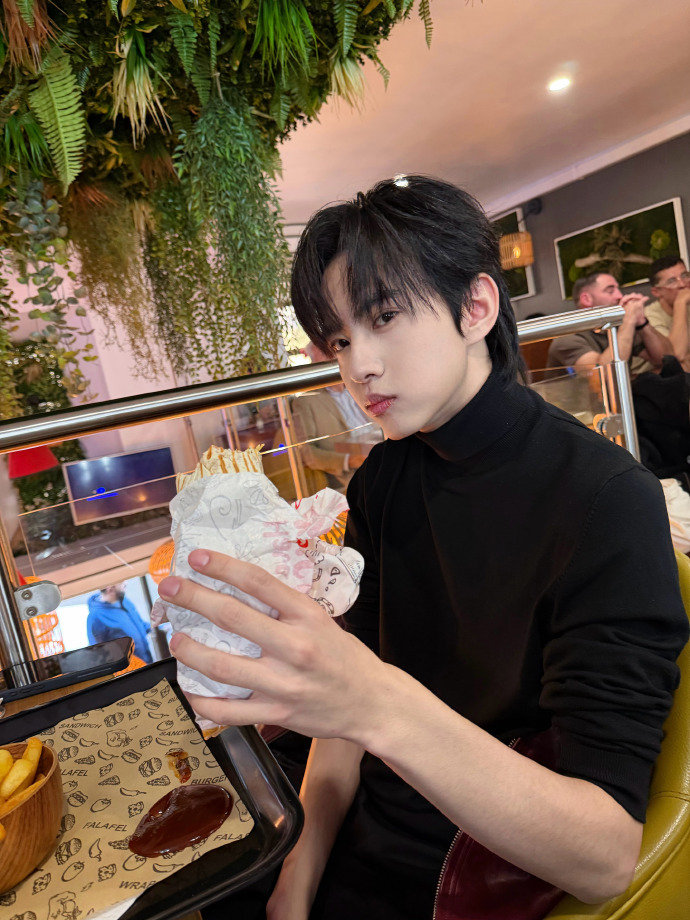 刘轩丞侧颜花絮照 刘轩丞侧颜花絮照，查收这个帅气又可爱的轩丞啊~ 