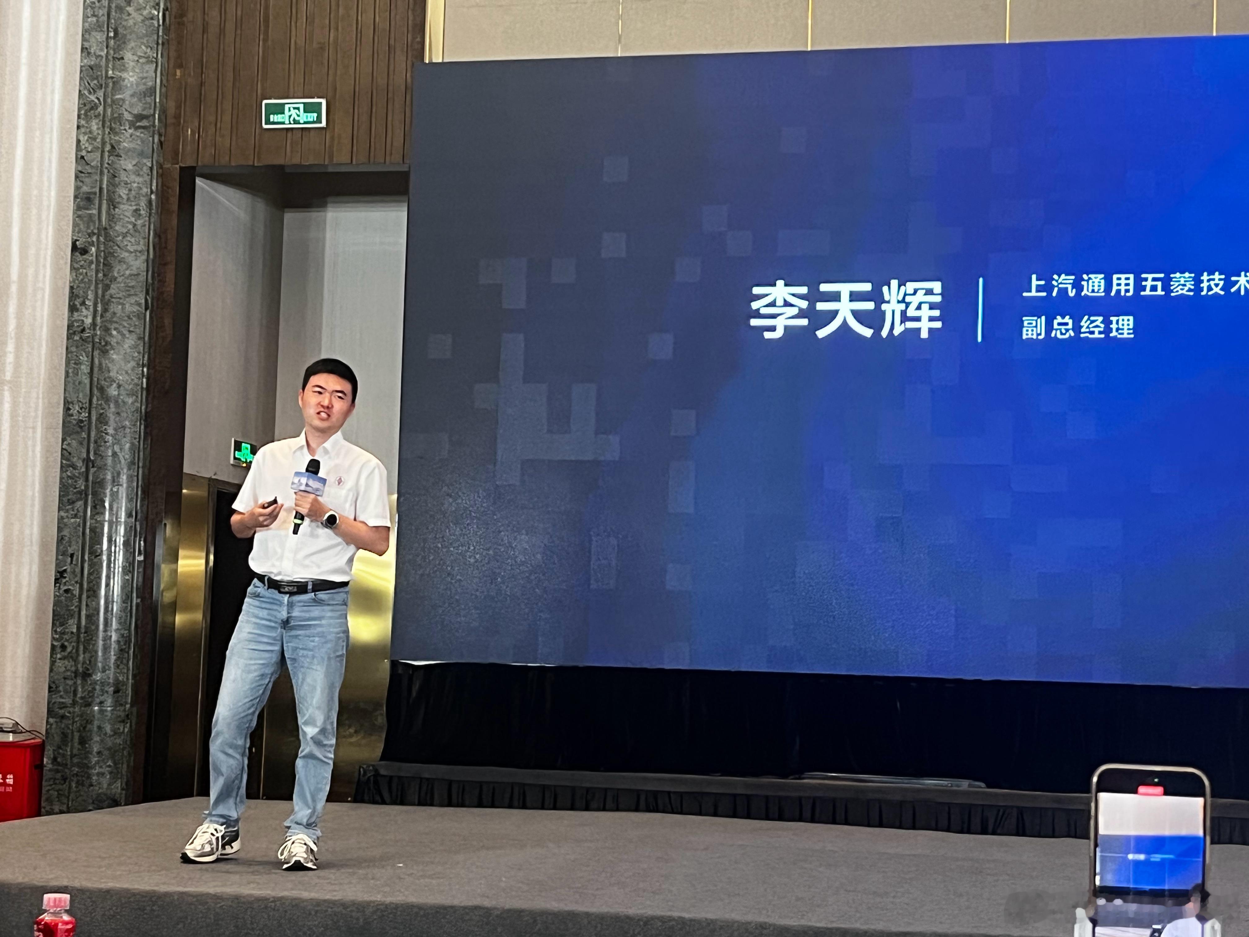 上汽通用五菱的高管团队也很年轻了。这个负责智驾座舱的副总， 95年的。真的是年轻