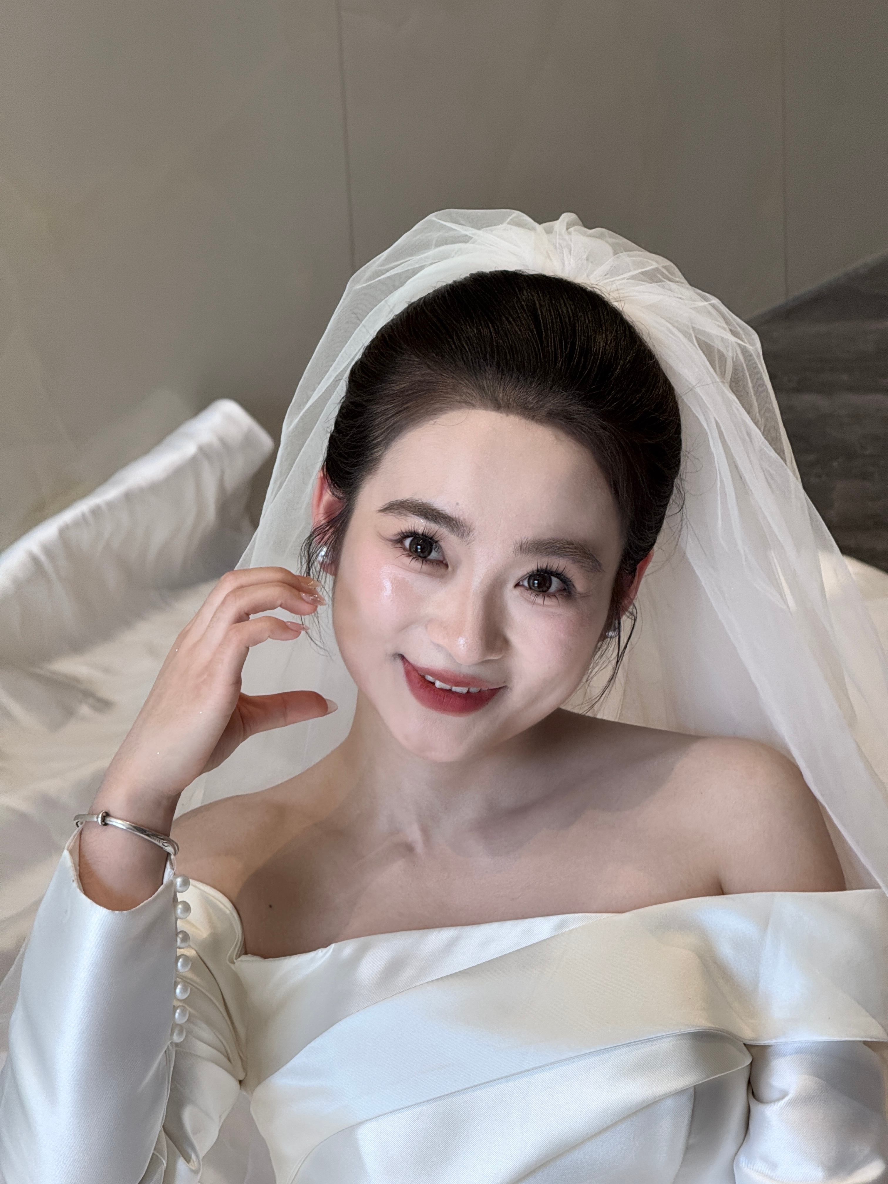 虽然说出外景的是风把发丝刮乱了 但！这款太阳花睫毛好好看～ ​​​