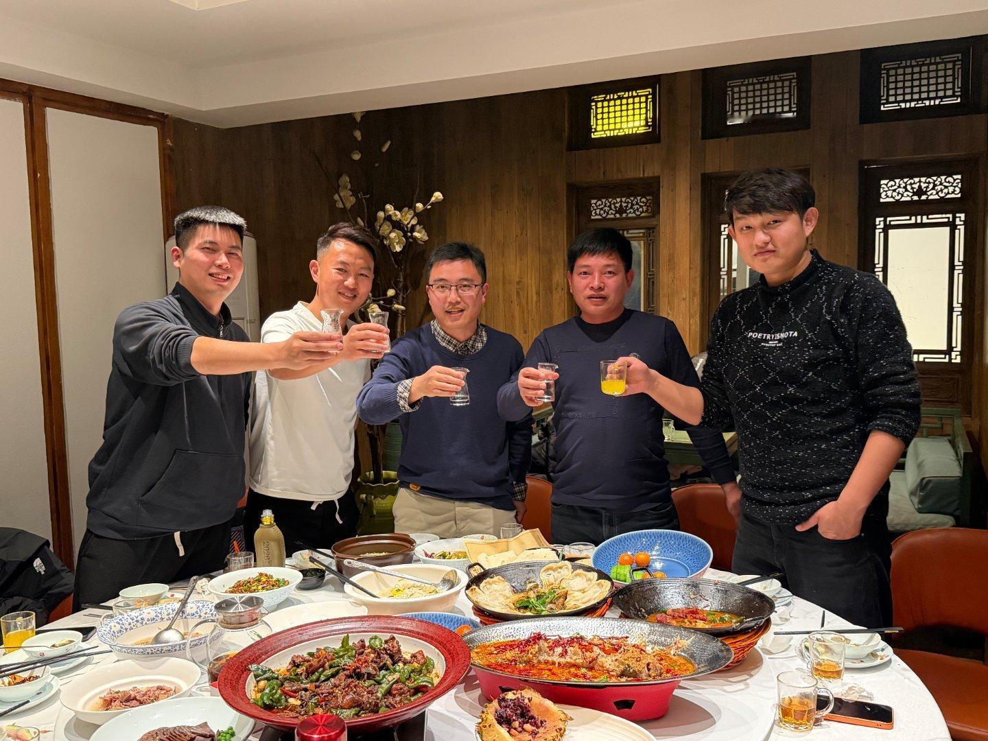 今晚8两白的，外加4瓶啤的，总觉得这些亲朋故旧太过于腼腆含蓄，不到尽兴就挂免战牌