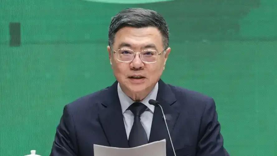 就在刚刚，
台“行政院长”卓荣泰发表声明，
4月21日，针对台商总会昨日率七大公