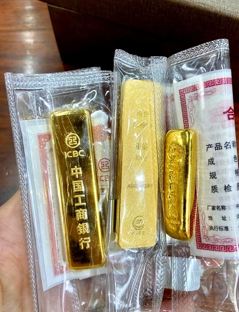 今天买黄金的人，估计嘴角都压不住。
6月20日金价突然从935一路掉到902一克