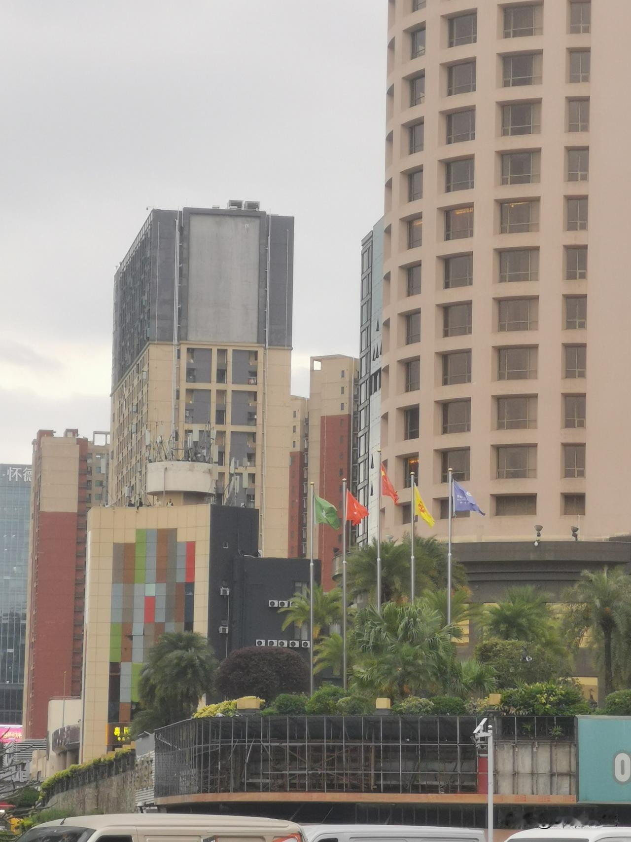 深圳这地方，压力那是真不小。有月薪万把块的朋友，工作累点倒不怕，就怕遇到背后打小