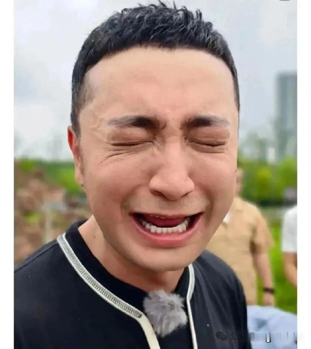 尼格买提在新疆
给爸妈盖了栋千平别墅，
蓝白外墙像童话城堡，里面羊毛地毯、水晶吊
