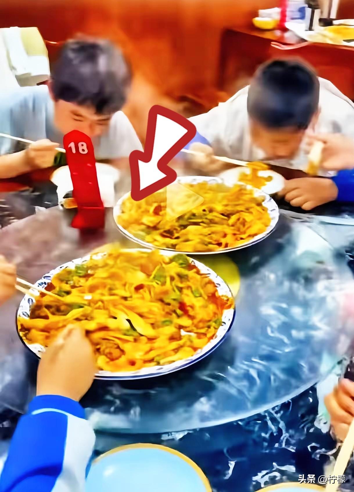 活该老板发财！
陕西西安，3名初中生来吃面，只点了一份爆肚面，3个人合吃，老板看