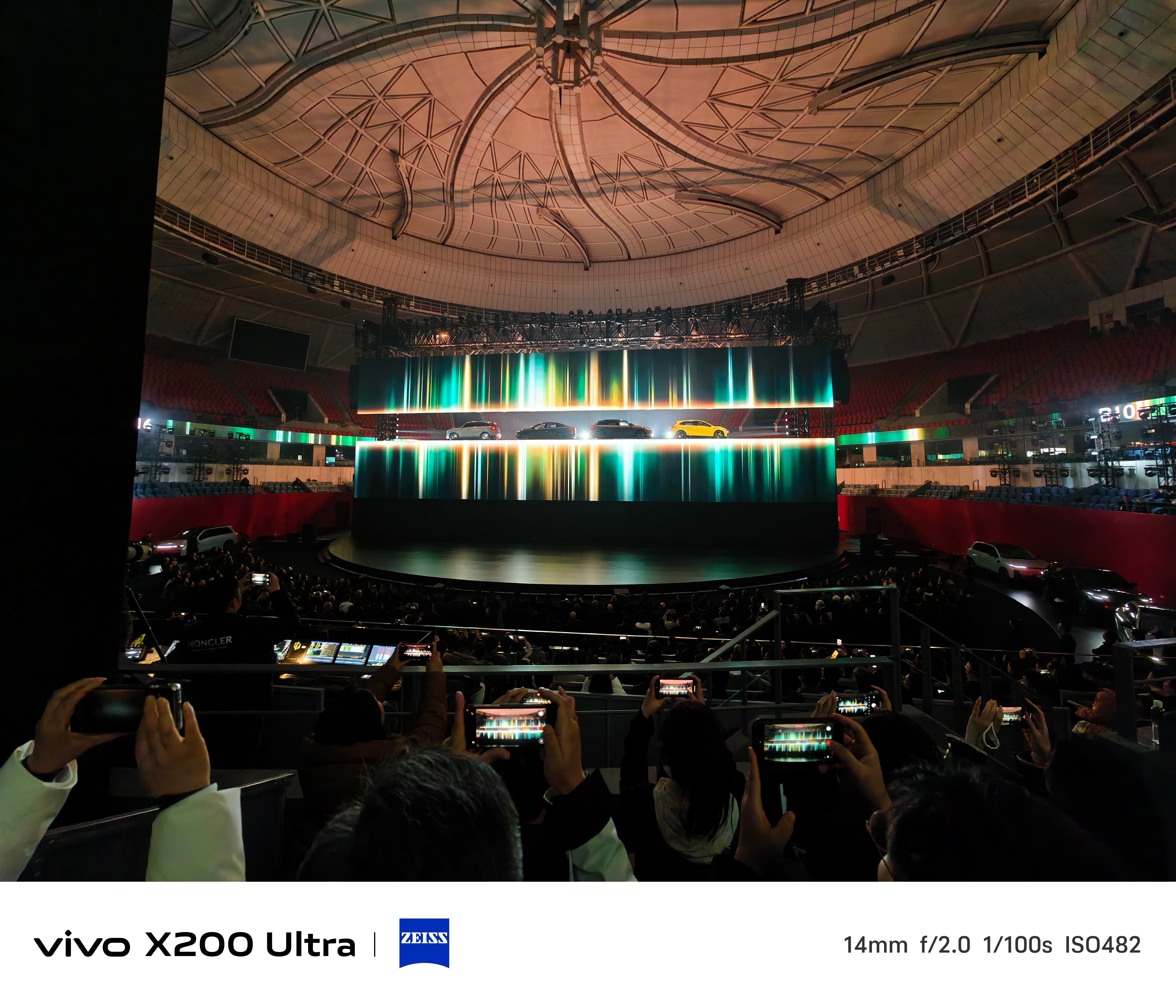 零跑玩的6啊😲大屏幕中间断开四辆车放在空中这底气，还是来源于销量！ 杭州·杭州