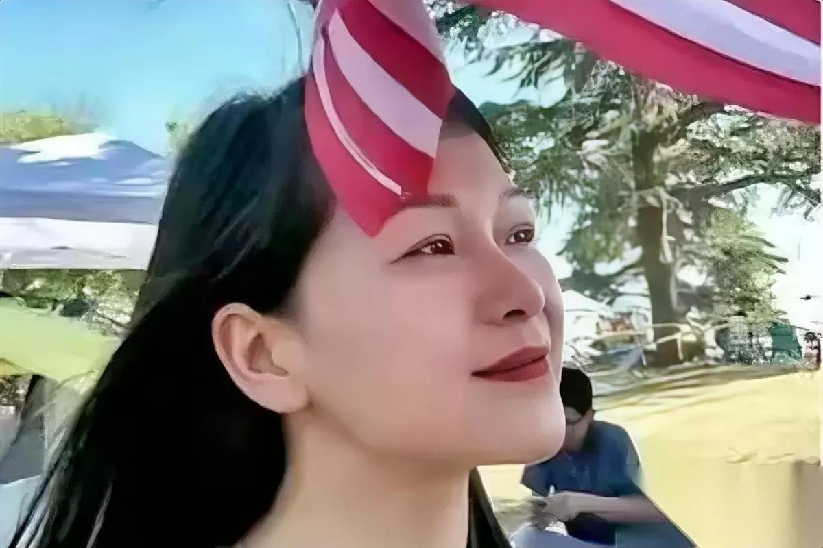 曾经年入百万

她非要闯美国

谁能想到混成如今这副模样？

这位叫汐颜的网文作