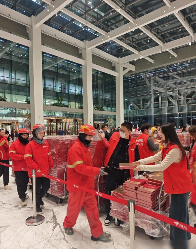 圣诞节一盒巧克力，彻彻底底的暴露了刘强东的人品。这两天刷朋友圈，好多京东员工都在