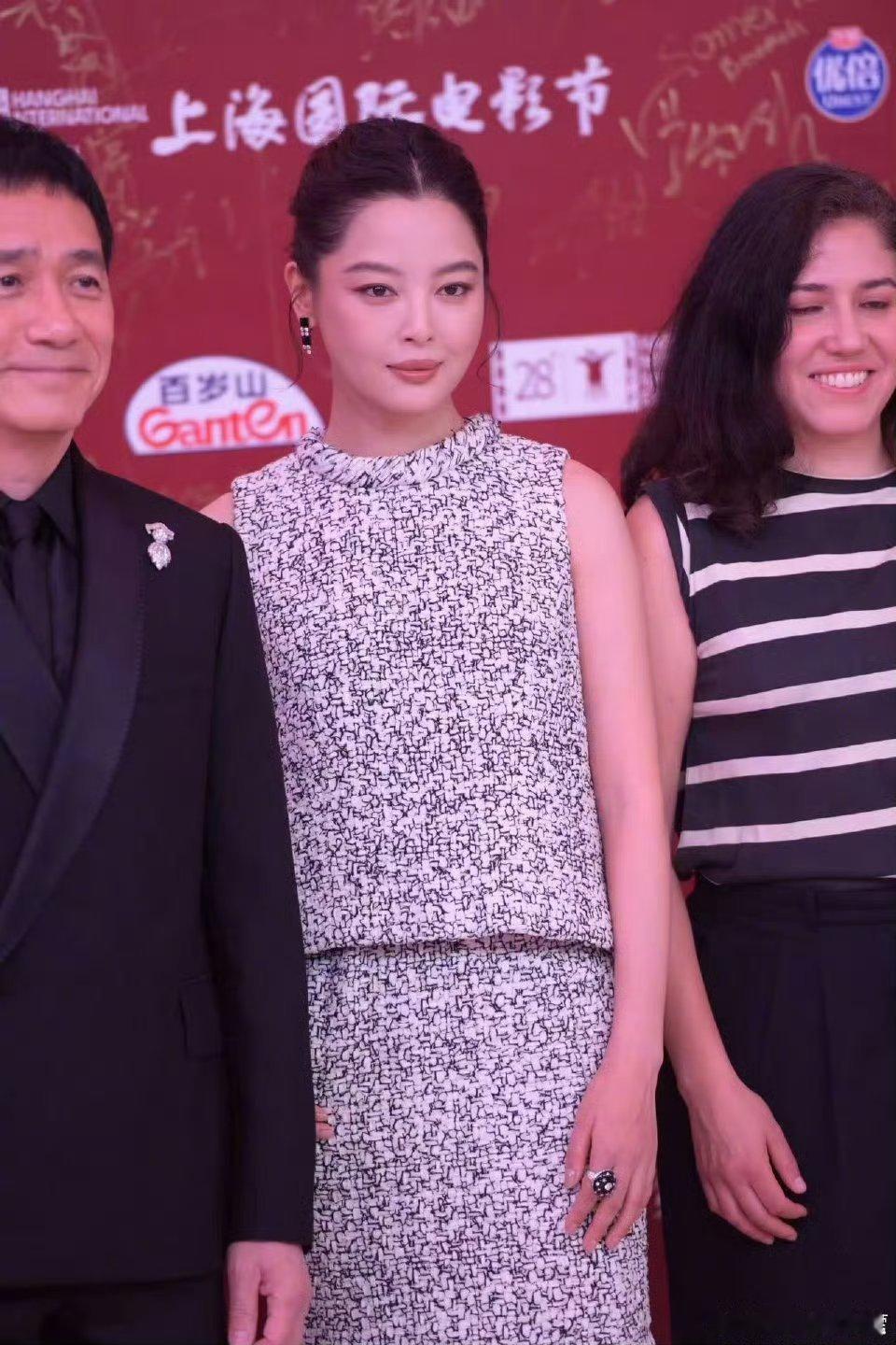 辛芷蕾亮相上海国际电影节我记得c姐上次出现上海国际电影节，还是依靠一个6番角色蹭