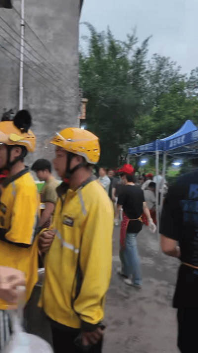 老莫以为能省事结果更忙了他以为能省去堂食排队的麻烦。谁料订单叮咚声从早响到晚，厨