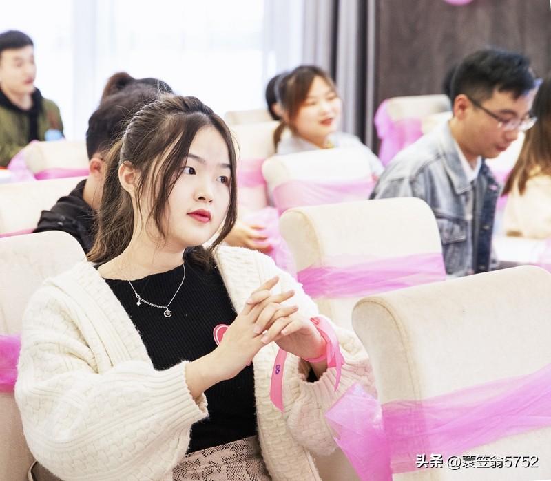 21岁，先脱贫，再脱单——这不是鸡汤，是最稳、最不后悔的人生顺序。
给你一句最清