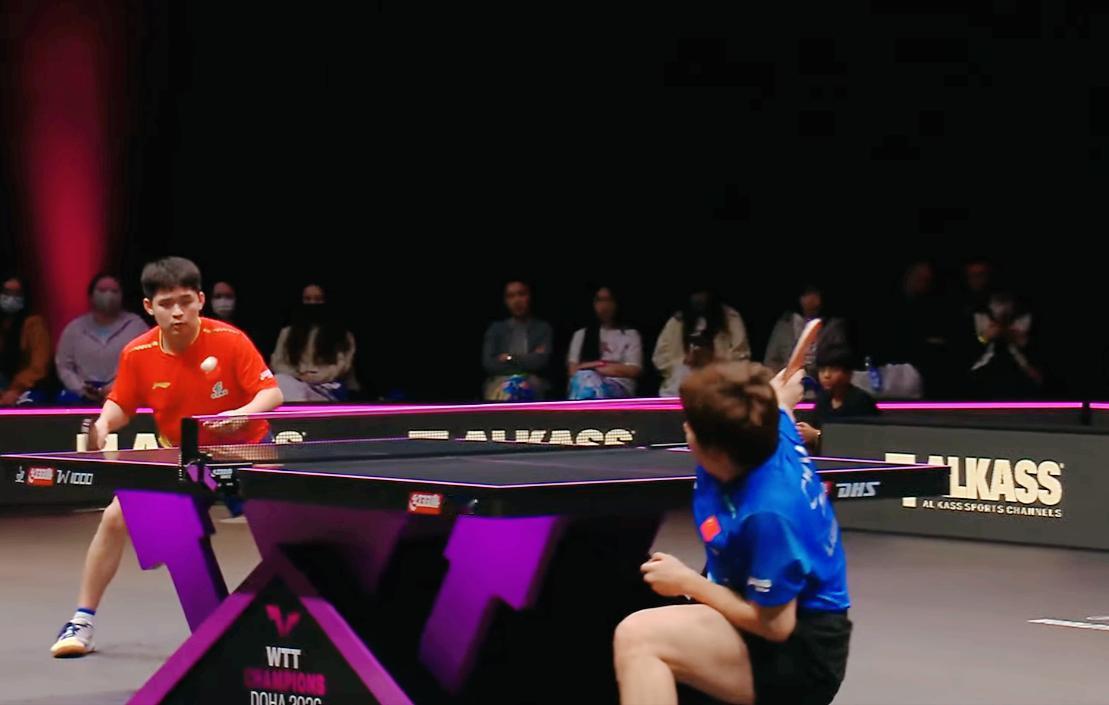 吓死我了，梁靖崑差点歪着脚！

看来是地很滑，
而且今天多哈好多小飞虫，
梁靖崑