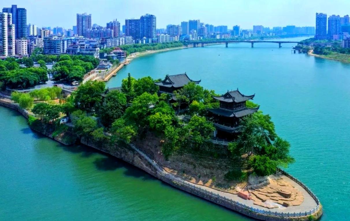 湘江蜿蜒穿城而来，石鼓嘴三面环水，古阁飞檐枕着两江清波，一城古韵随江流淌。
高楼