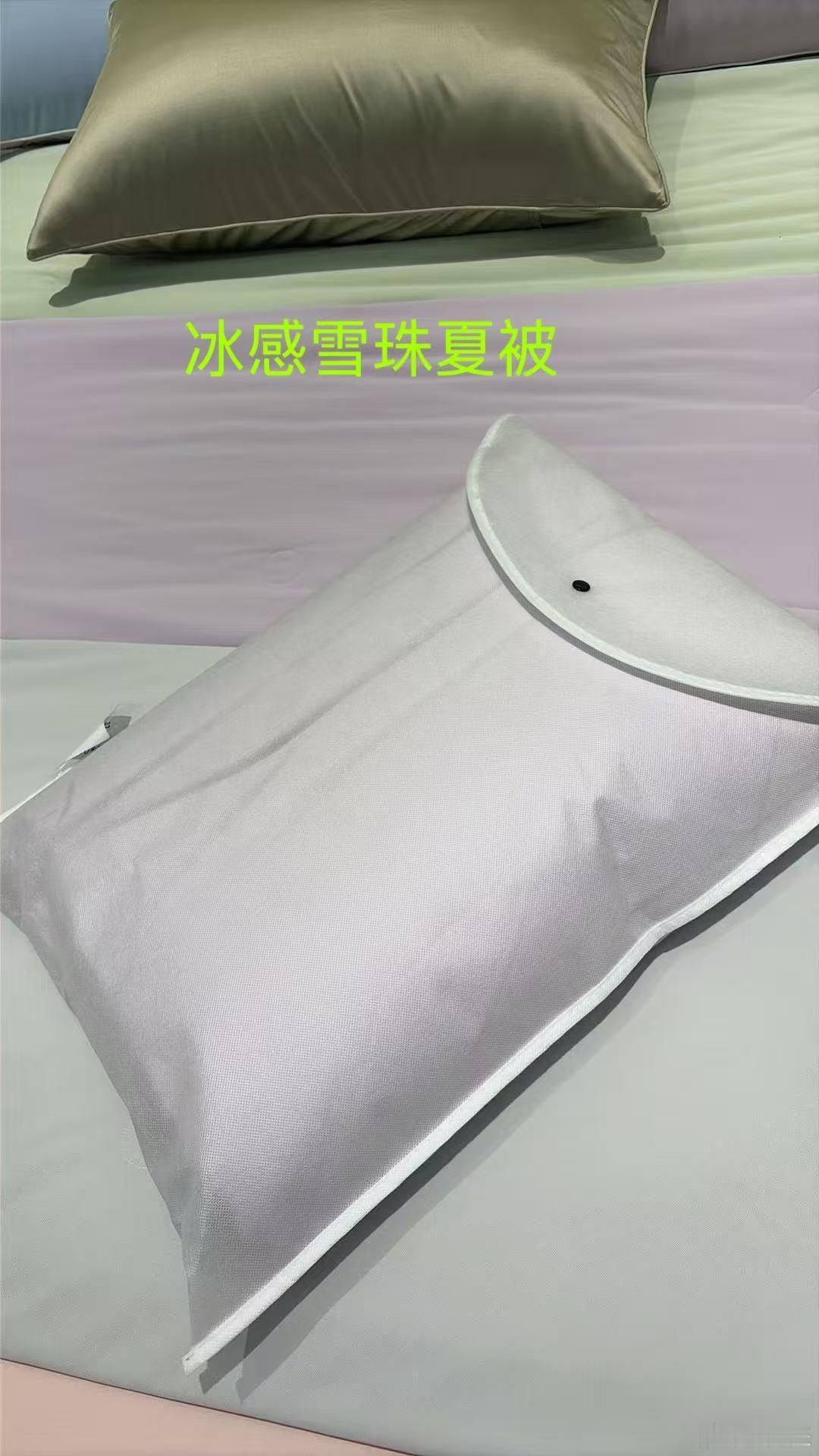 前几天好几个朋友催我要夏凉被，赶紧让小伙伴选了两款回来。每一款都亲测：凉爽、透气