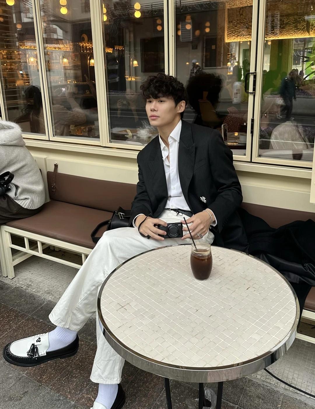 阴天在
真的不知道该怎么说上海的天气
昨天还太阳高高挂
出门穿上长袖卫衣都会流汗