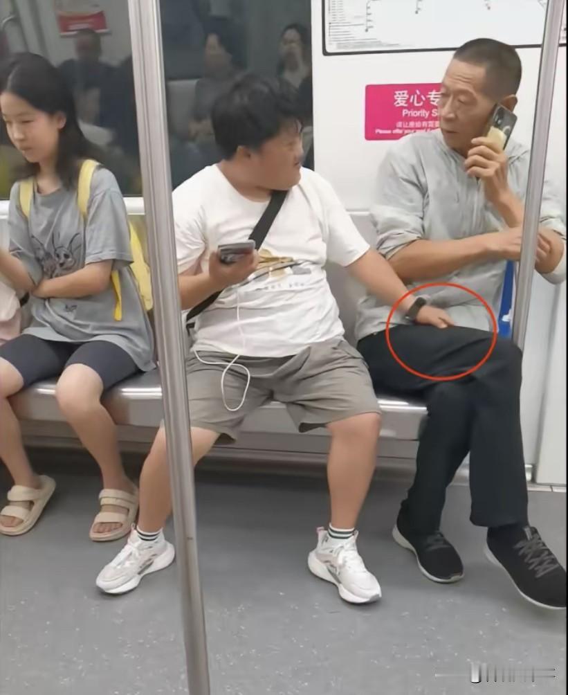 太辣眼了！浙江杭州地铁六号线上，一名女子在车厢中多次骚扰大爷，直接将手伸向大爷的