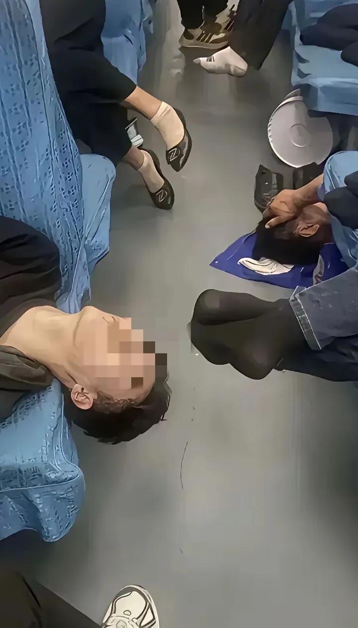 在长途的绿皮火车上，疲惫的旅客们以各种姿势舒缓疲劳，渐渐进入梦乡，这便是绿皮火车