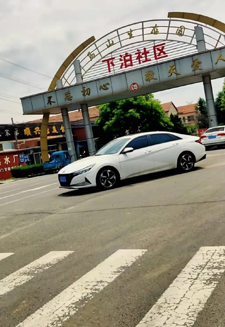 即墨区通济街道下泊村承诺三年回迁但至今未果，拖欠22个月过渡费也没有按时发放，村