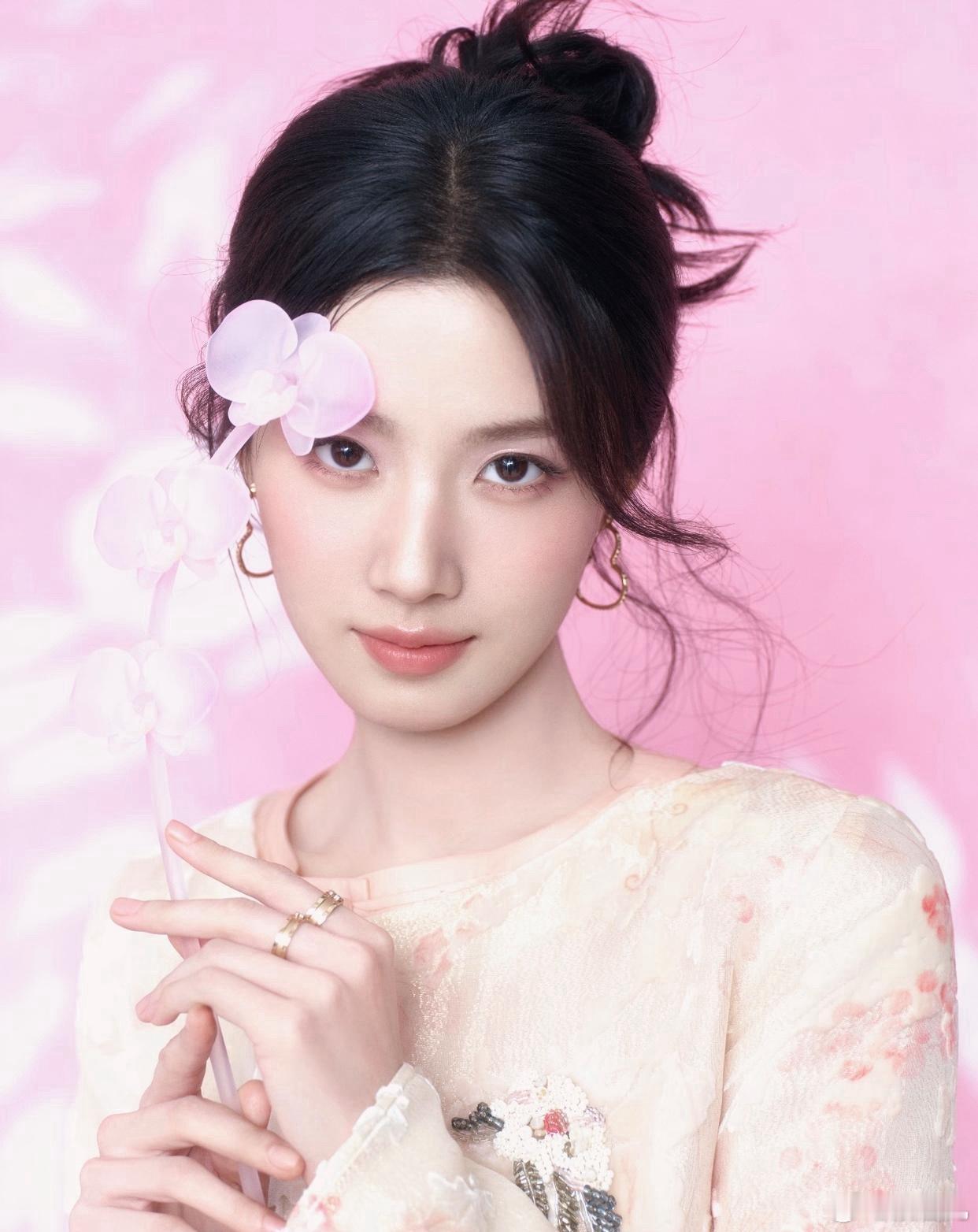 1. 卢昱晓的公司为她谈下了光线的小成本电影《谋杀者的告白》，男主是光线新人李孝