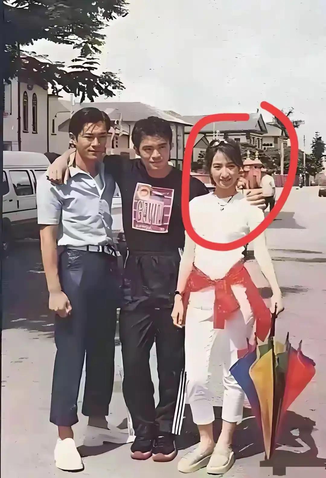 这三人中女的是关咏荷吗？男的是谁和谁啊？