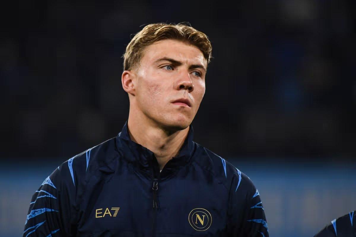 拉斯穆斯·霍伊伦谈自己的曼联岁月👇：

“我当时以为自己彻底完了。”
 
“在