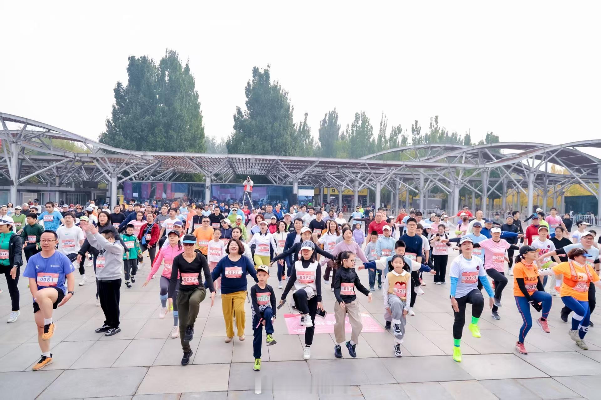 北京奥森公园百余名视障者奔跑公益跑最动人的地方，不是跑得多快，而是有多少温暖被传