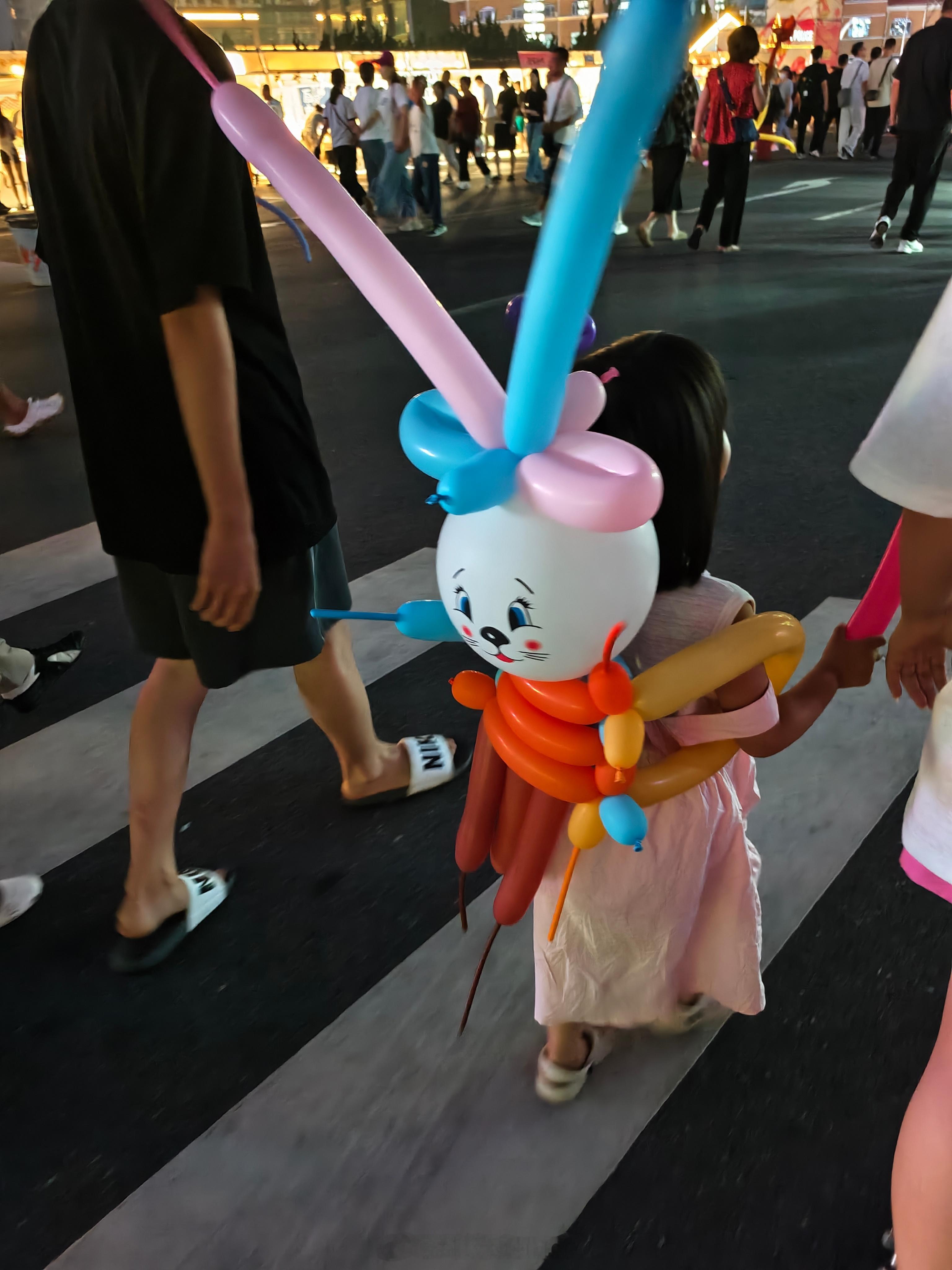 还是小孩子容易满足，20块就能买个快乐，现在谁给我买2k的气球我也快乐不起来