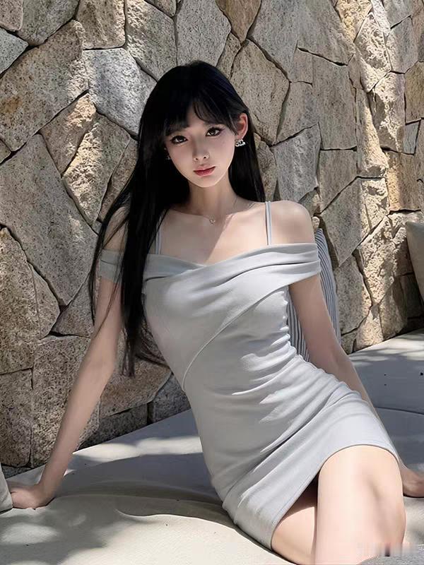做女装店铺，该花的钱一定要花，抠小钱只会亏大钱。

这是一家女装分销店铺，货源对