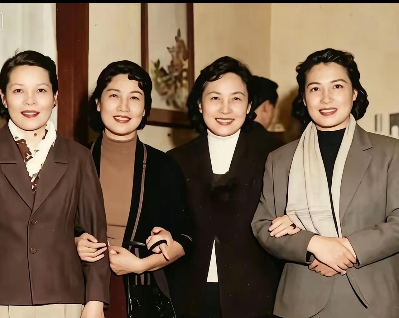 王铎：这一张，更接近于实景。她们四个人，太令人难忘了。