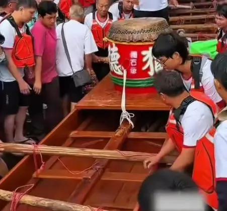 素有“广东第一富豪村”的广州猎德村龙舟翻船了，被怀疑是因为让洋女婿上船了。其实根