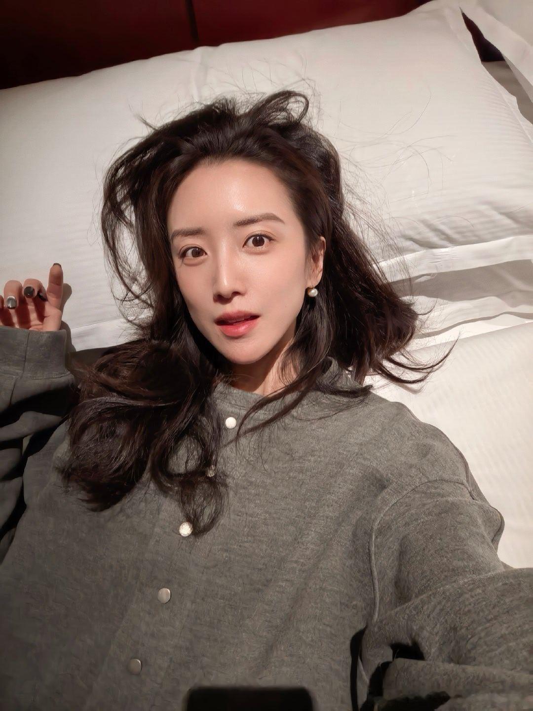 深夜入住，给我升了一个套房，这酒店有点儿老，昏暗的灯光和巨大的房间，就挺吓人的…