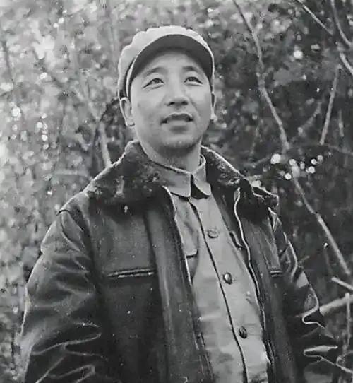 秦将军落难时，他还是个上尉，冒着风险带将军长子去长沙治病，秦将军复出后，托尤太忠