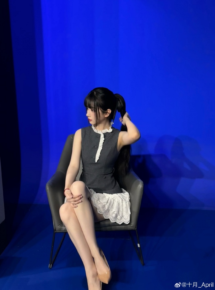 互动女主持人十月晒照：“弹幕说穿得像个羽毛球是什么意思~”