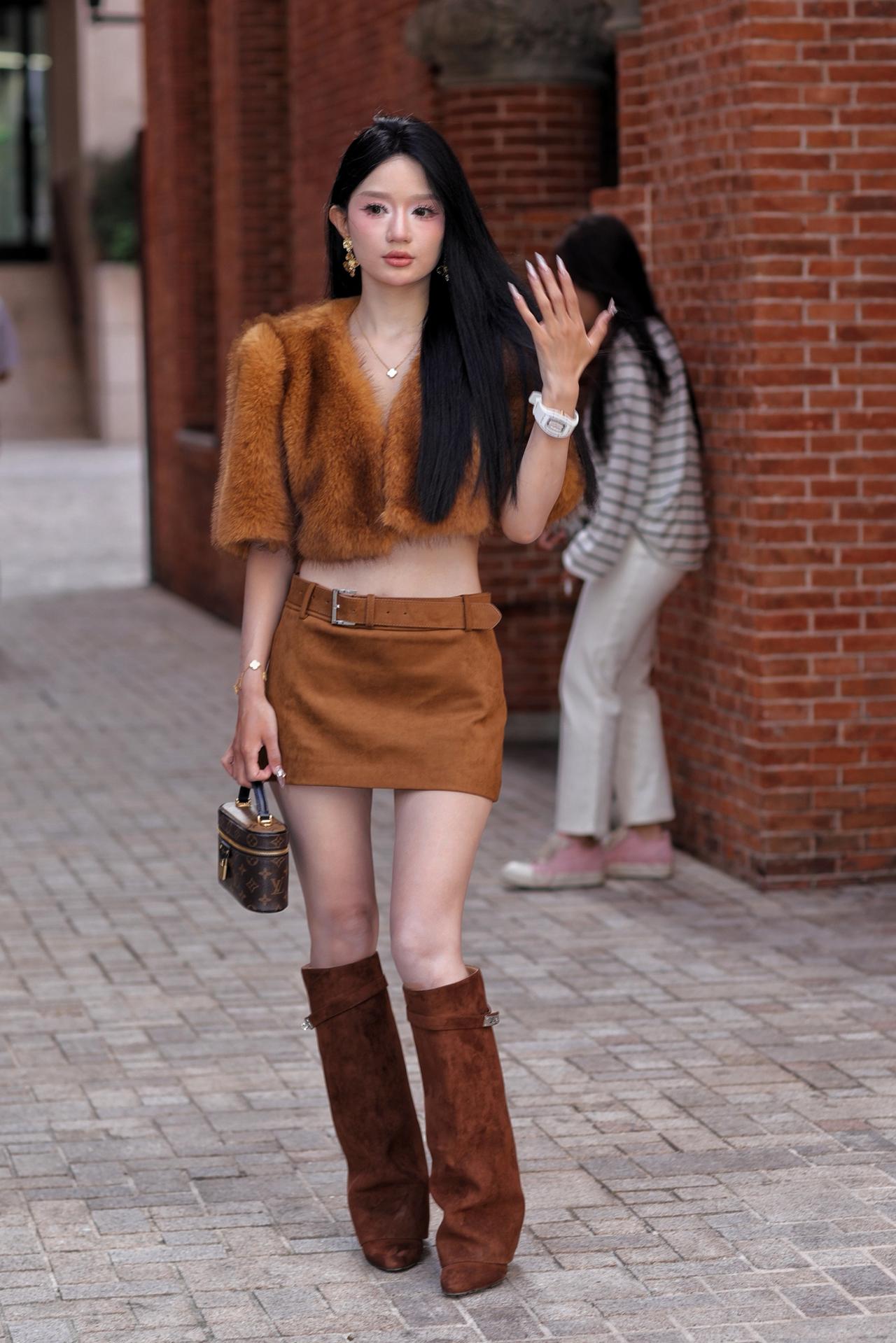 街拍美女穿搭

暖棕皮草裹挟着秋日的慵懒贵气，短款设计利落露腰，勾勒出玲珑腰线，